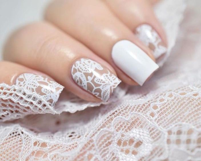 Ongles de mariage avec de la dentelle