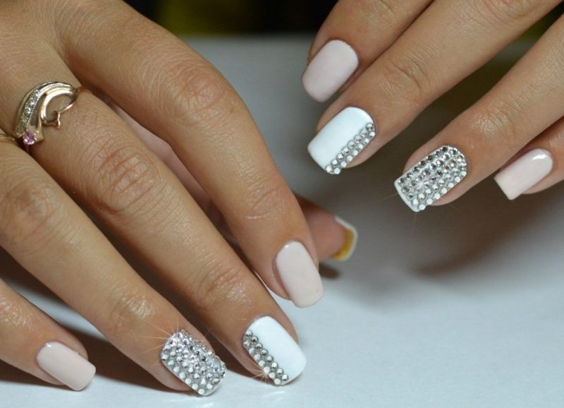 Manucure blanc-rose avec strass