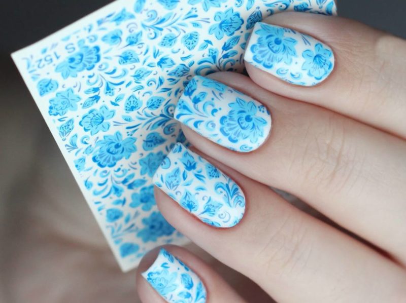 Ongles design avec des diapositives bleues sur fond blanc