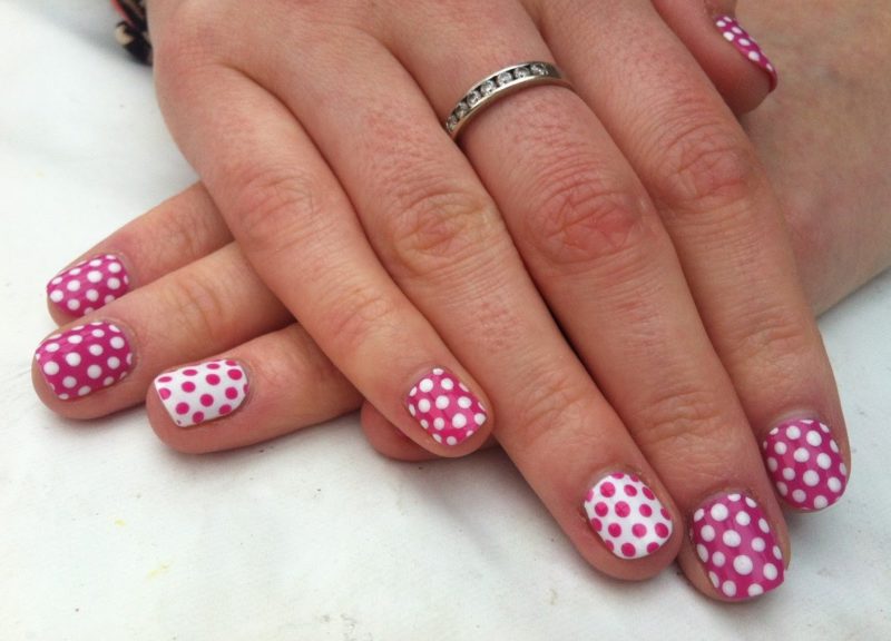 Disenyo ng Pink Polka Dot Nail