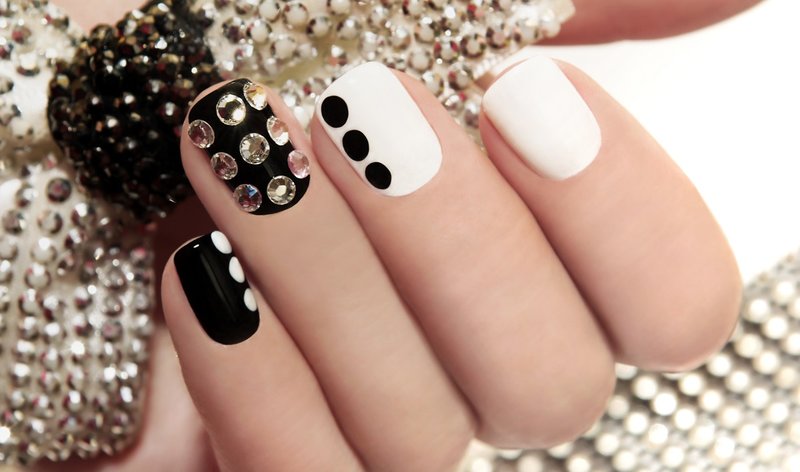 Manucure noir et blanc avec strass