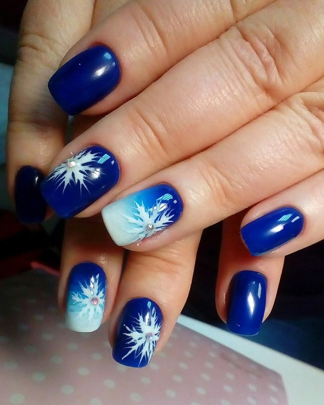 Gradient et flocons de neige sur les ongles