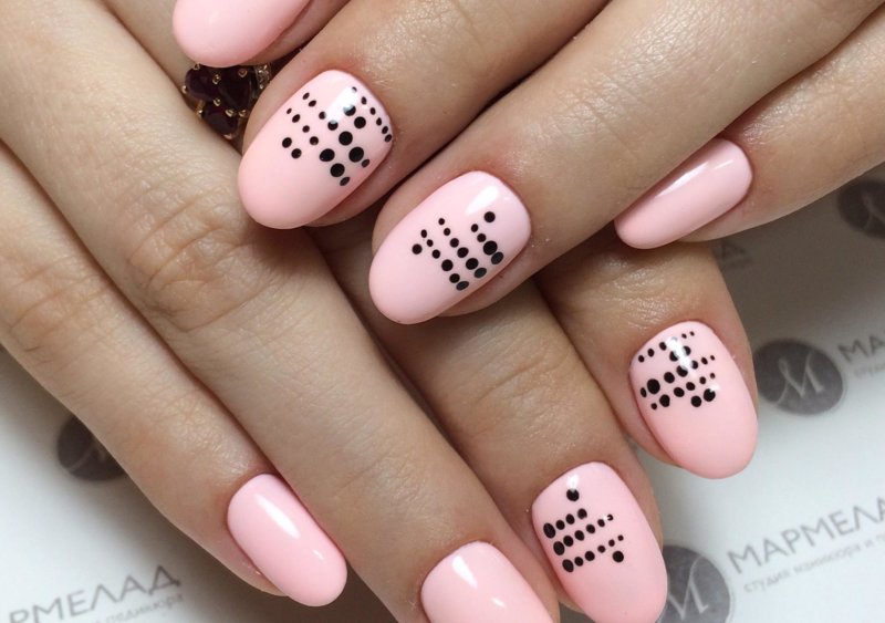 Manucure à pois rose pour ongles courts