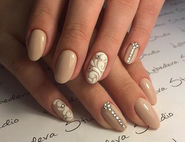 Conception beige avec monogrammes et strass blancs.