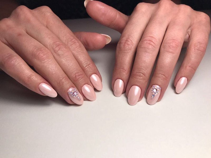 Manucure à ongles avec strass et frotter