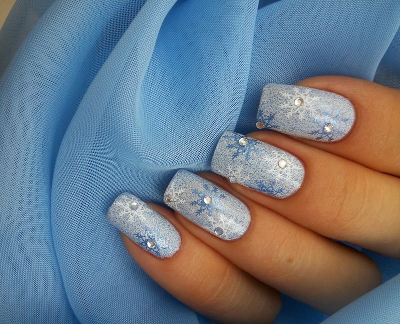 Mga snowflake, sparkles at rhinestones.