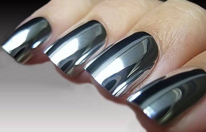 Miroir design des ongles avec un frottement