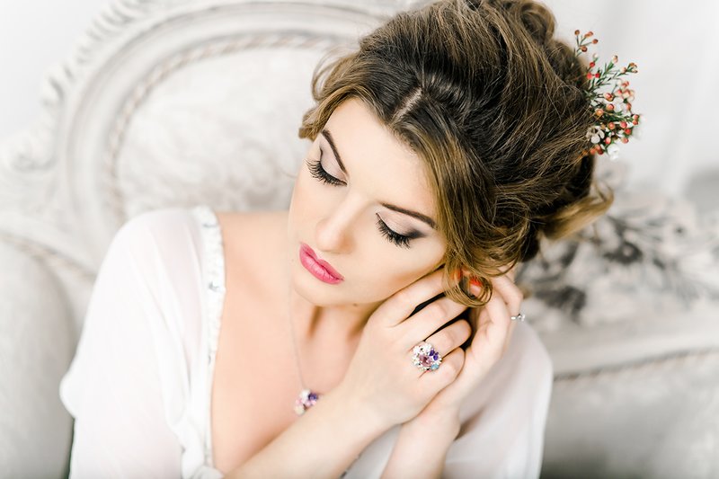 Maquillage pour la mariée aux cheveux noirs et aux lèvres brillantes