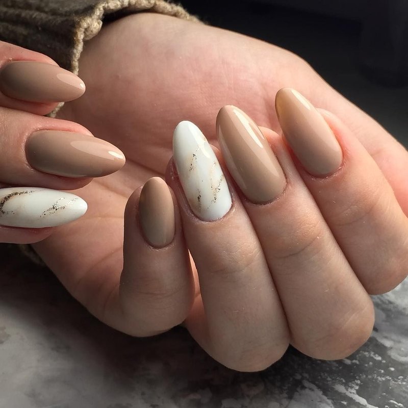 Ongles café couleur marbré au lait