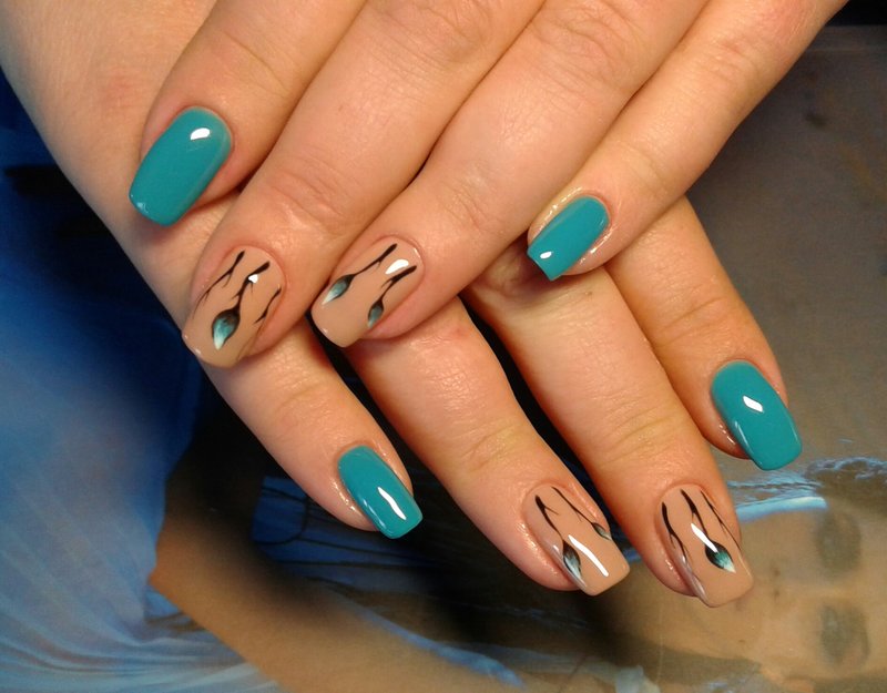 Conception turquoise avec des fleurs.