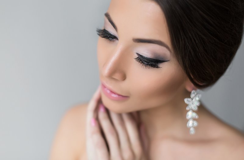 Maquillage de mariage avec des flèches pour les cheveux noirs