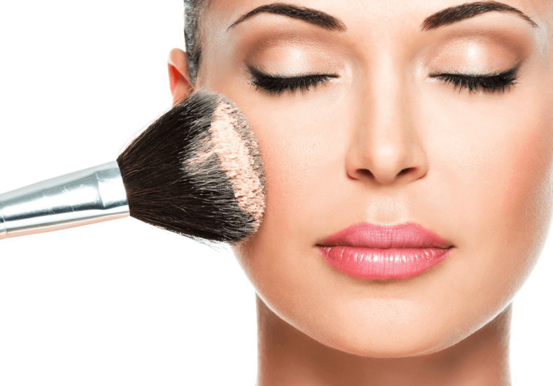 Appliquer de la poudre pour le visage