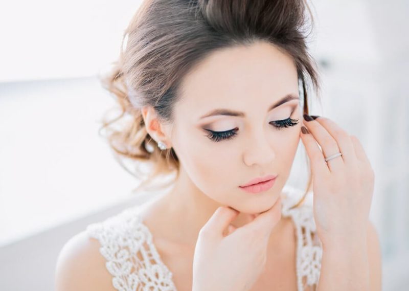 Maquillage doux avec des flèches pour un mariage pour les yeux verts