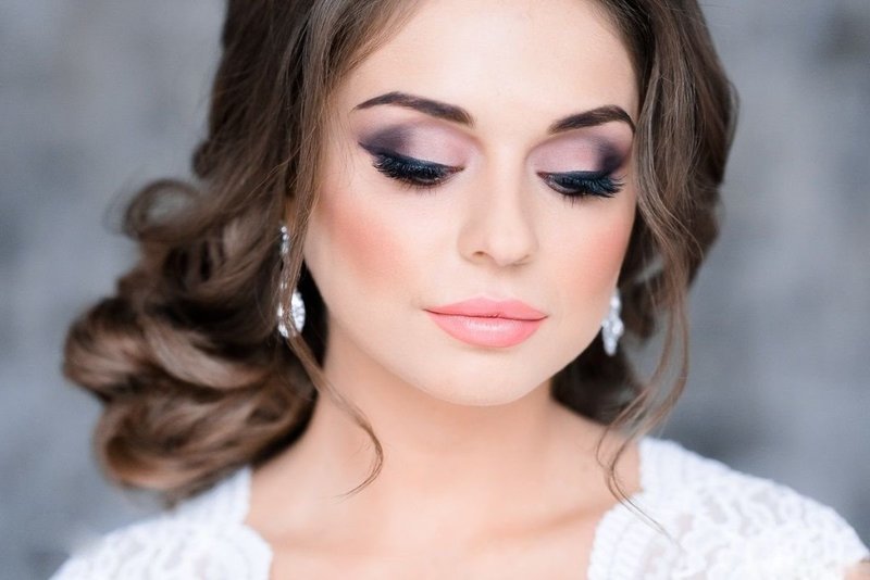 Maquillage de mariage lumineux pour brunes