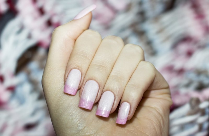 Maputla pink na kuko polish