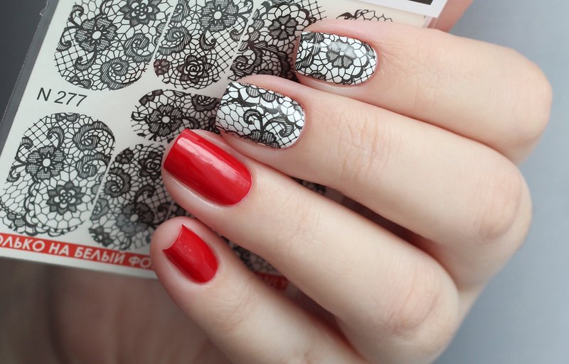 Ongles rouges avec toboggan noir et blanc