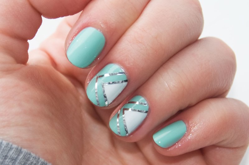 Ongles turquoise avec géométrie