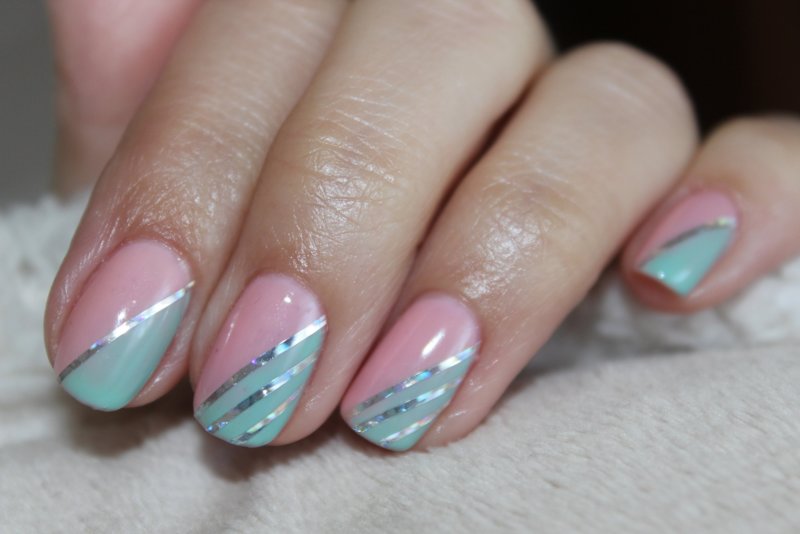 Ongles tendres avec des rayures d'argent