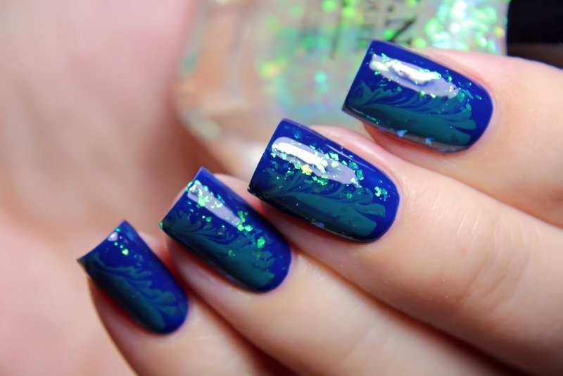 Ongles bleus au mica