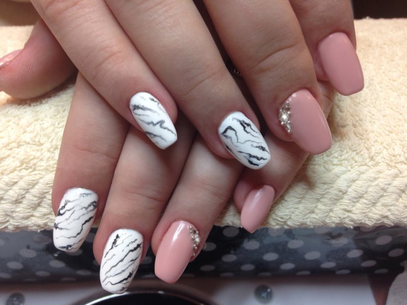 Ongles en marbre rose