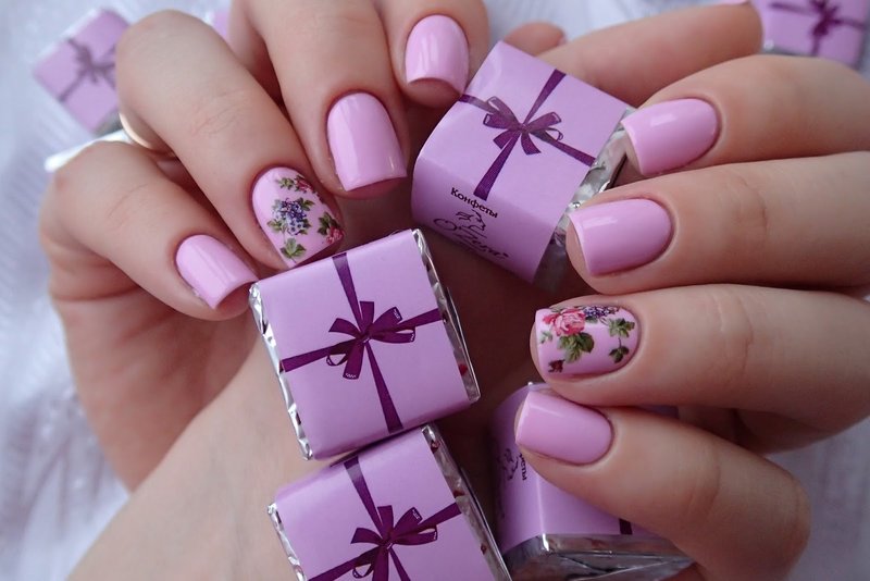 Ongles lilas avec une diapositive