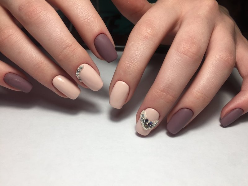 Ongles mat nude avec un coeur de strass et bouillons