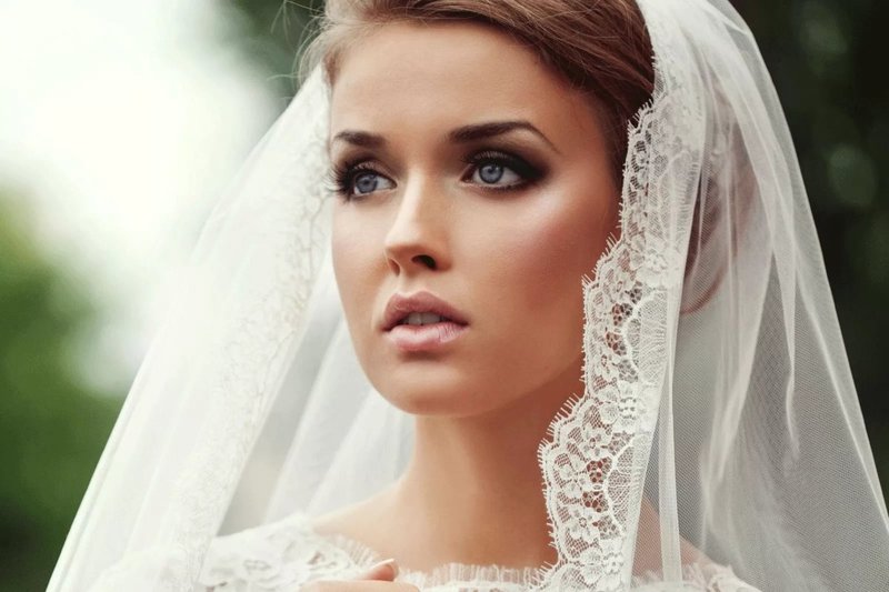 Maquillage de mariage expressif pour les yeux bleus