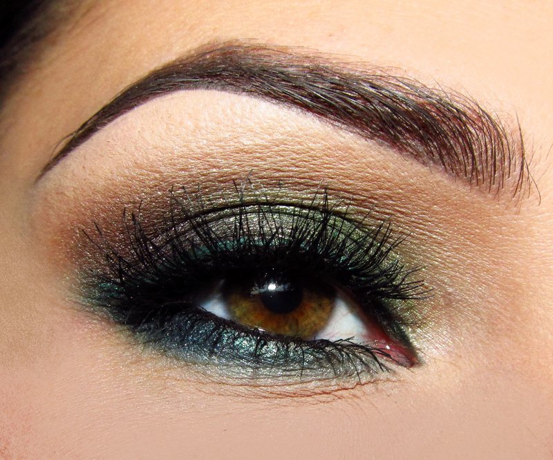 Maquillage de soirée vert pour les yeux verts