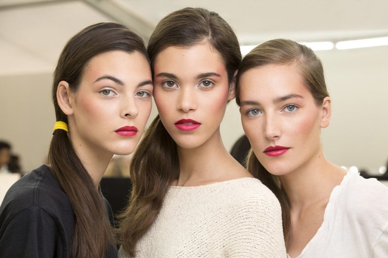 Maquillage élégant avec rouge à lèvres vif de défilés de mode