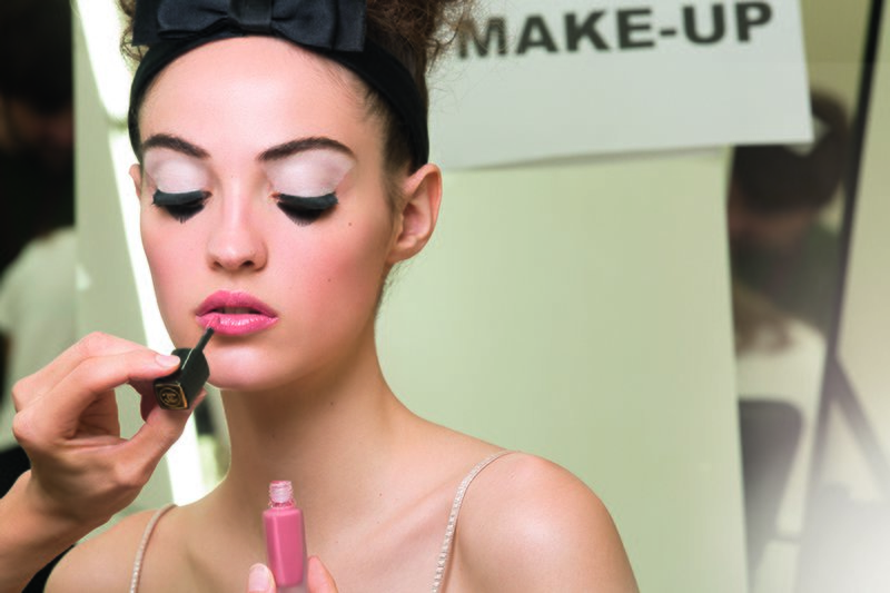 Maquillage avec une forme personnalisée d'ombres blanches