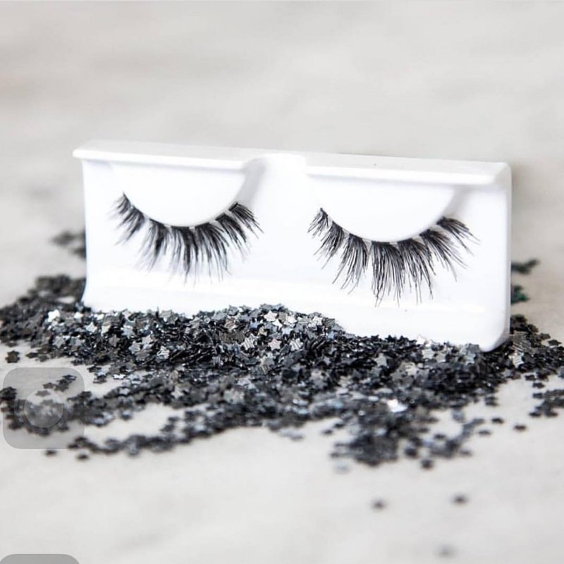 Strass et faux cils