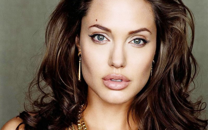 Ang hubad na makeup ni Angelina Jolie