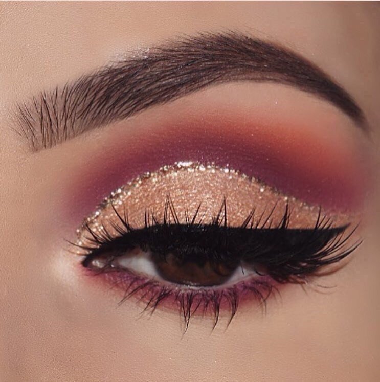 Maquillage de soirée brillant en rose et or