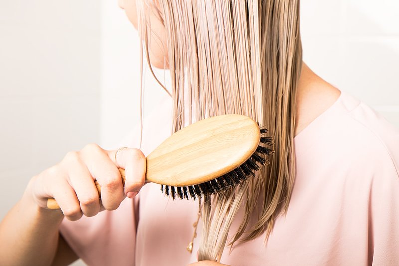 Appliquer un masque au cognac sur les cheveux