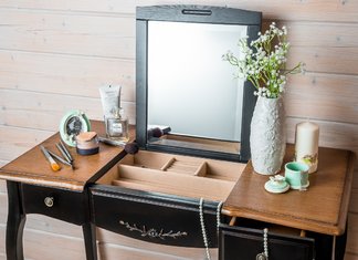 Table de maquillage avec un miroir