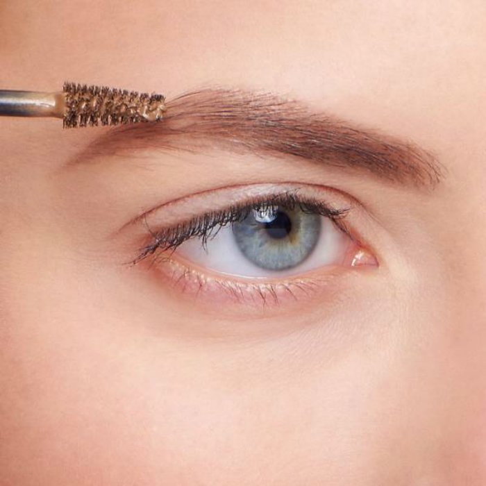 Fixation des sourcils