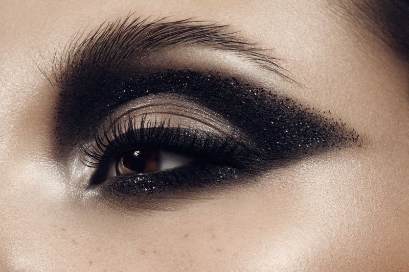 Maquillage des plis à paillettes noires