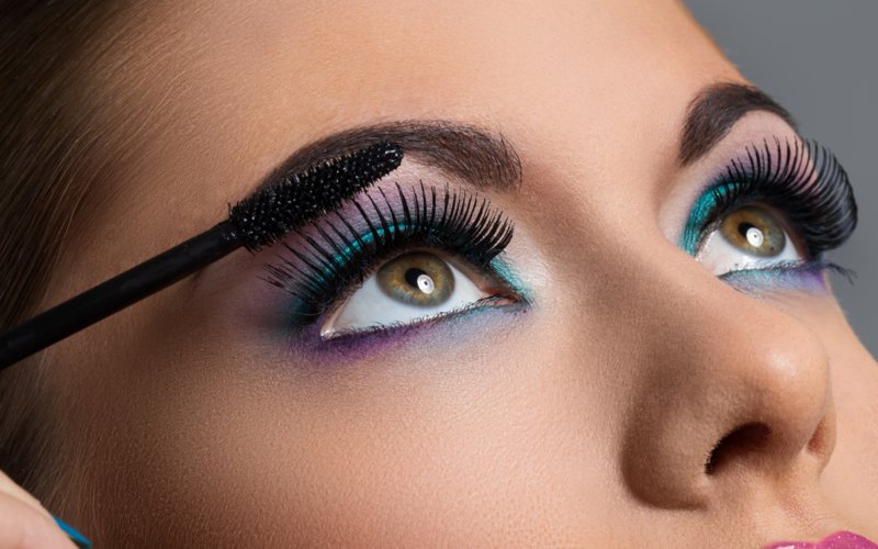 Application de mascara sur les extensions de cils