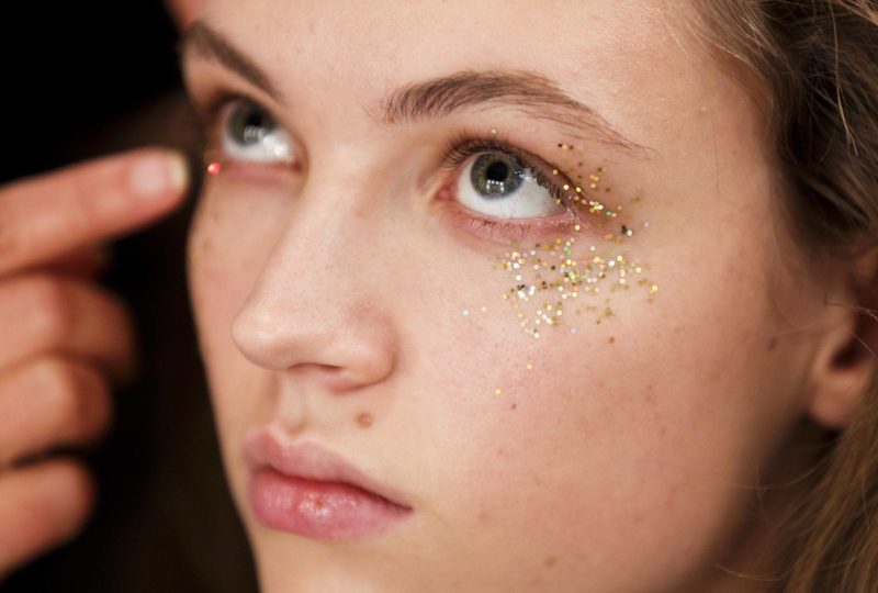 Maquillage de visage de paillettes d'or