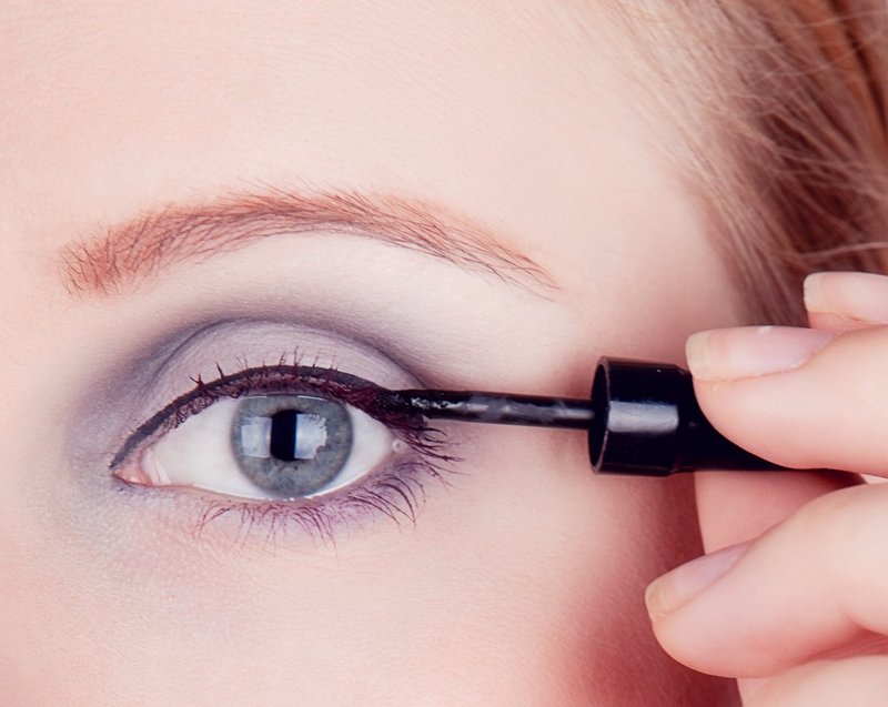 Application d'eye-liner en gel