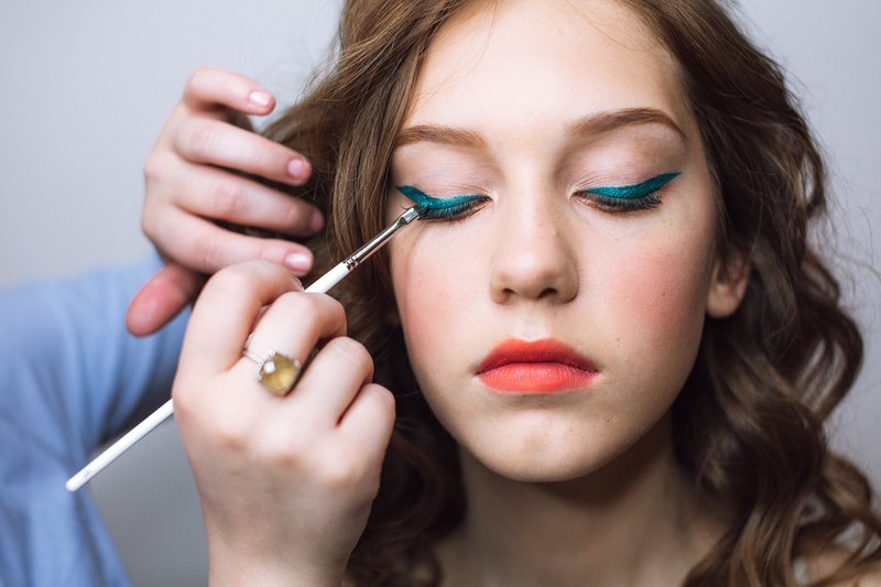 Maquillage avec des flèches turquoise vives