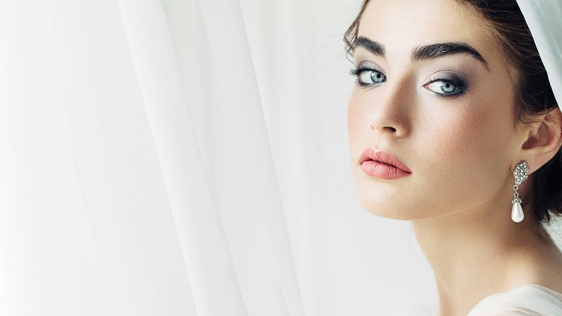 Maquillage de mariée aux yeux bleus