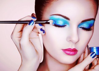 Blue metallic eyeshadow night makeup