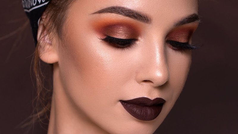 Maquillage grunge avec rouge à lèvres mat