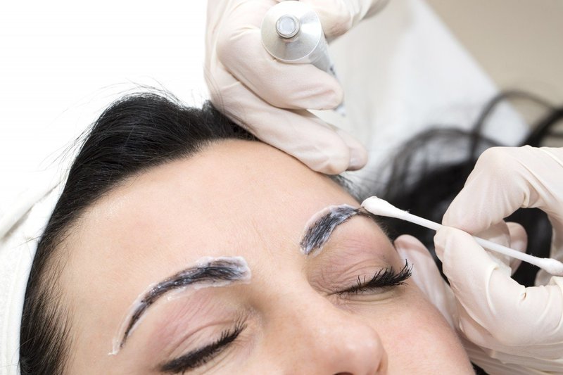 Paghahanda ng kilay para sa microblading