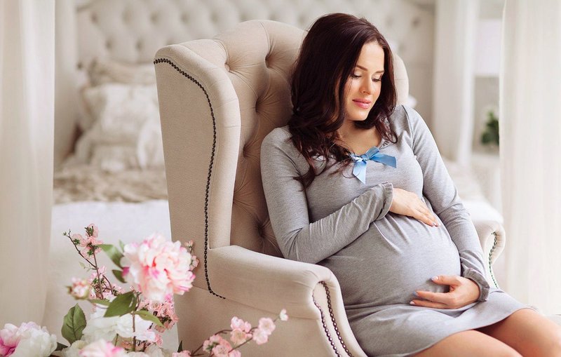 Maquillage pour une séance photo enceinte