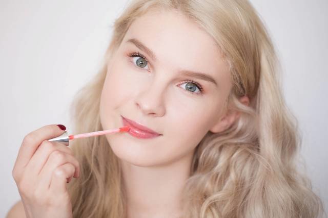 La dernière étape du maquillage - appliquer du brillant