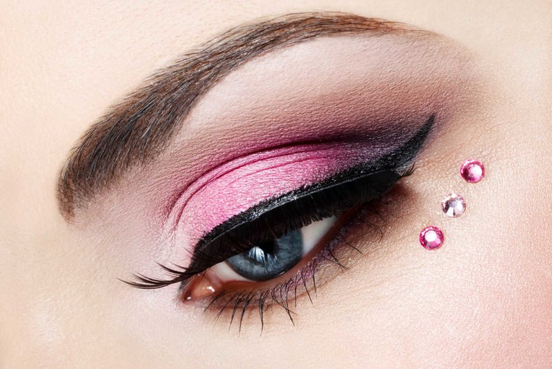 Oeil de chat rose avec strass