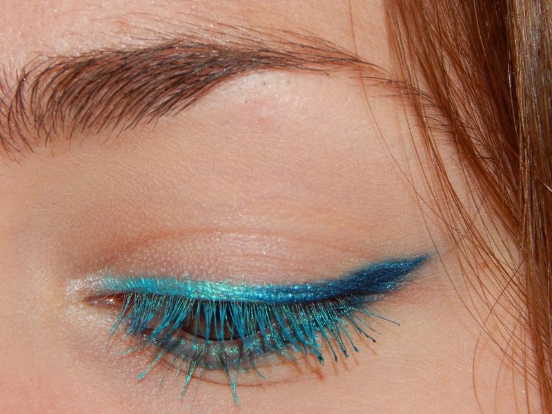 Maquillage frais et lumineux avec un eye-liner turquoise et de l'encre