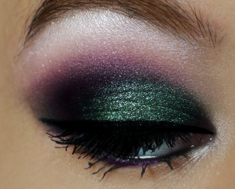 Maquillage fumé dans les tons vert et violet